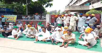 किसानों का दिल्ली मार्च: फतेहगढ़ साहिब से रवाना हुए प्रदर्शनकारी, शंभू बॉर्डर पर बढ़ा तनाव