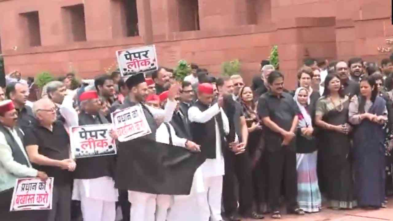 काले कपड़ों में संसद पहुंचा विपक्ष, राहुल-प्रियंका और अखिलेश ने सरकार को NEET मुद्दे पर घेरा
