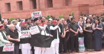 काले कपड़ों में संसद पहुंचा विपक्ष, राहुल-प्रियंका और अखिलेश ने सरकार को NEET मुद्दे पर घेरा