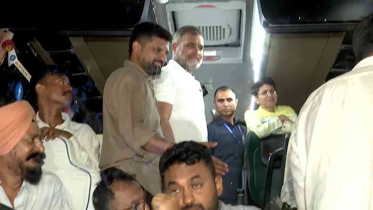 राहुल गांधी समेत विपक्ष का गांधी स्मृति मार्च, छात्रों के समर्थन में प्रदर्शन