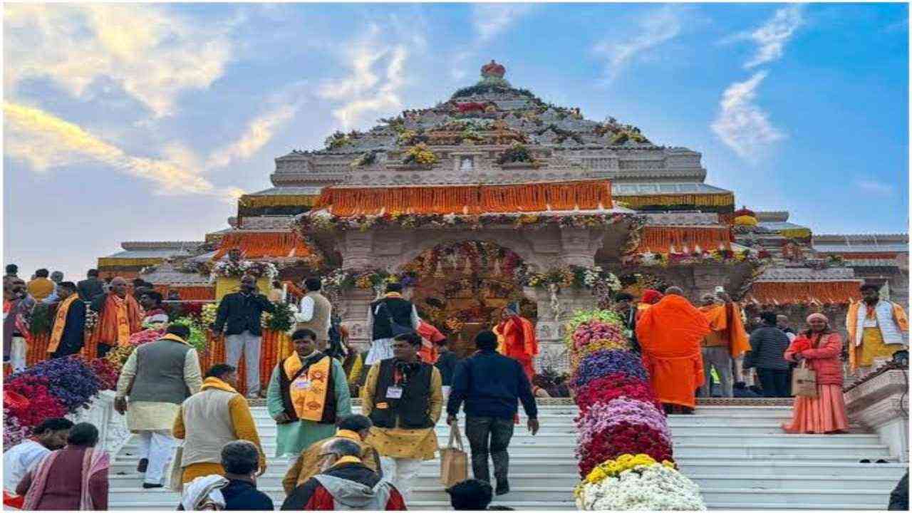 अयोध्या में आस्था बरकरार, रामलला दरबार में उमड़ रही श्रद्धालुओं की भीड़
