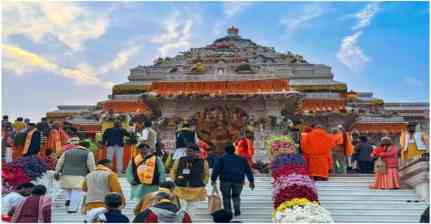 अयोध्या में आस्था बरकरार, रामलला दरबार में उमड़ रही श्रद्धालुओं की भीड़