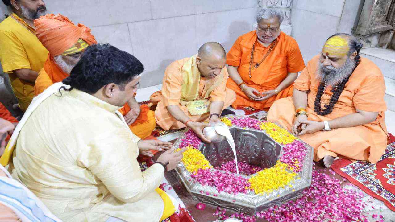 गाजियाबाद में सीएम योगी ने श्री दूधेश्वरनाथ महादेव मंदिर में किया जलाभिषेक, प्रदेश की सुख-समृद्धि की कामना