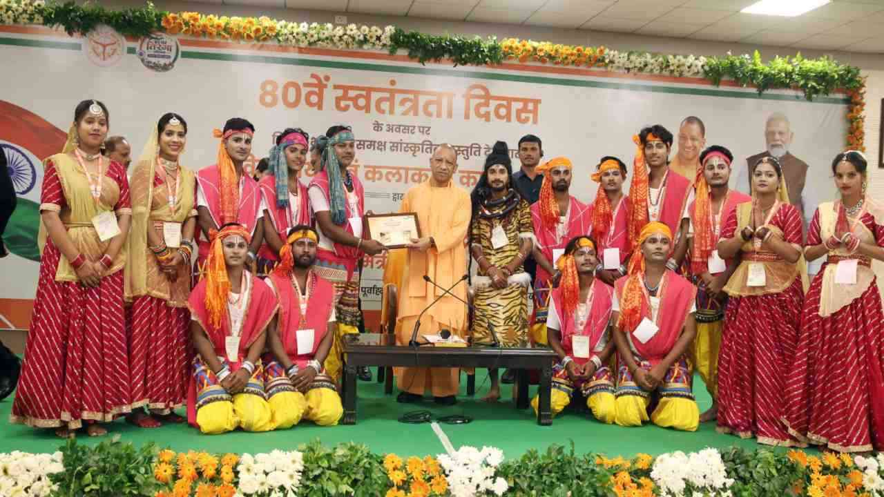 आठ राज्यों से आए कलाकारों से सीएम योगी ने किया संवाद, सम्मानित कर दिया एकता का संदेश