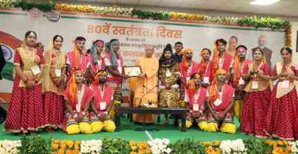 आठ राज्यों से आए कलाकारों से सीएम योगी ने किया संवाद, सम्मानित कर दिया एकता का संदेश