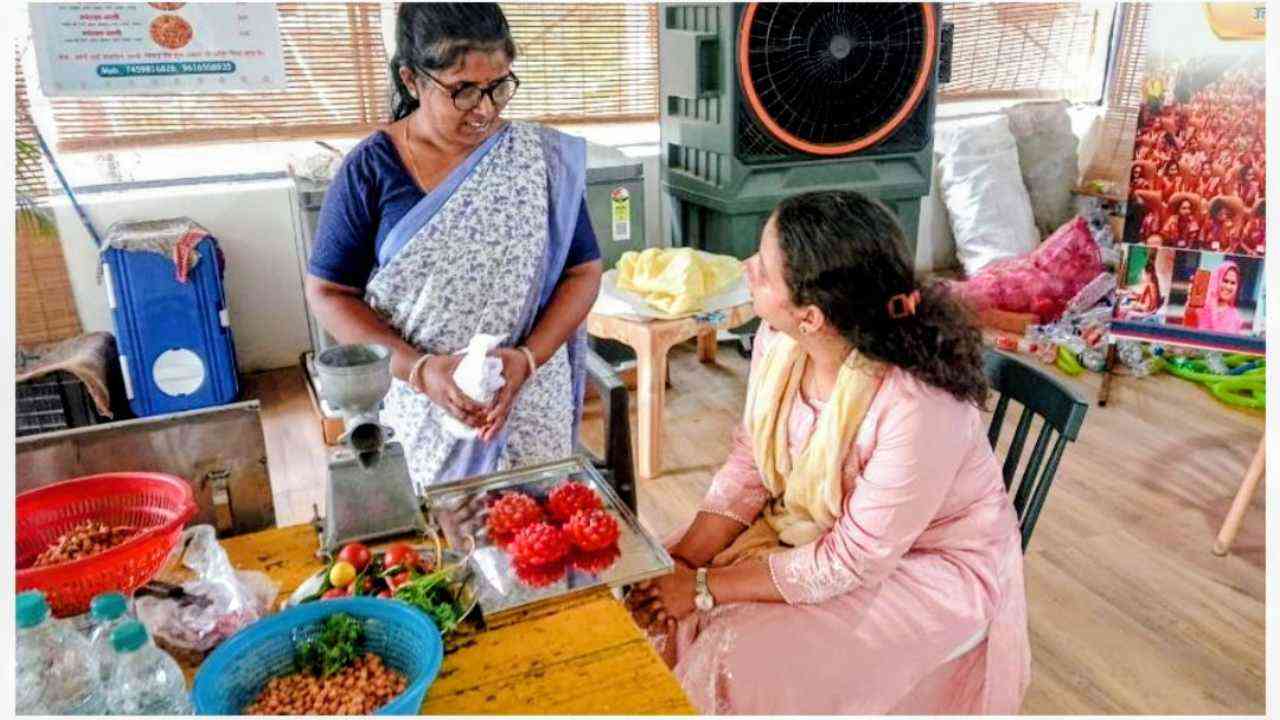 आजीविका मिशन की सहायता से सालाना ढाई लाख कमा रहीं मजदूर रहीं सोनभद्र की निर्मला