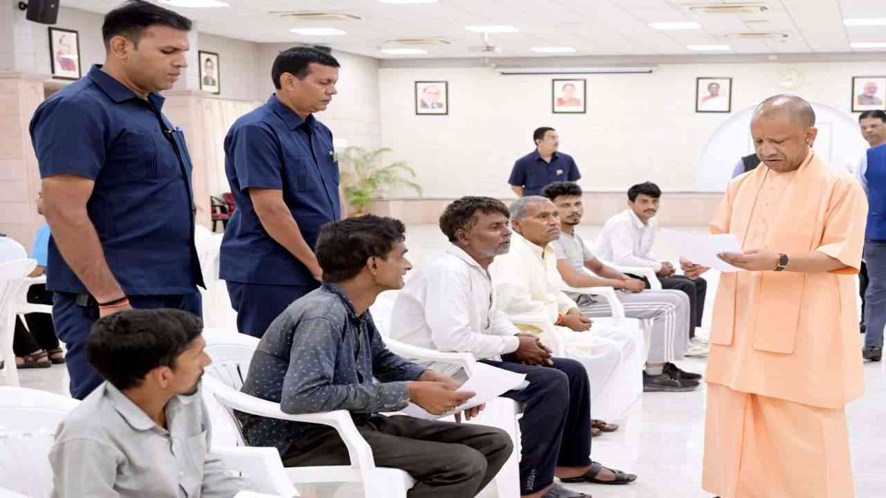 जनता दर्शन में CM योगी ने सुनीं जनसमस्याएं, अधिकारियों को त्वरित समाधान के निर्देश