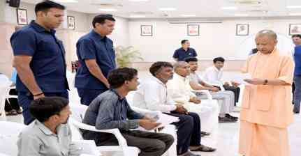 जनता दर्शन में CM योगी ने सुनीं जनसमस्याएं, अधिकारियों को त्वरित समाधान के निर्देश