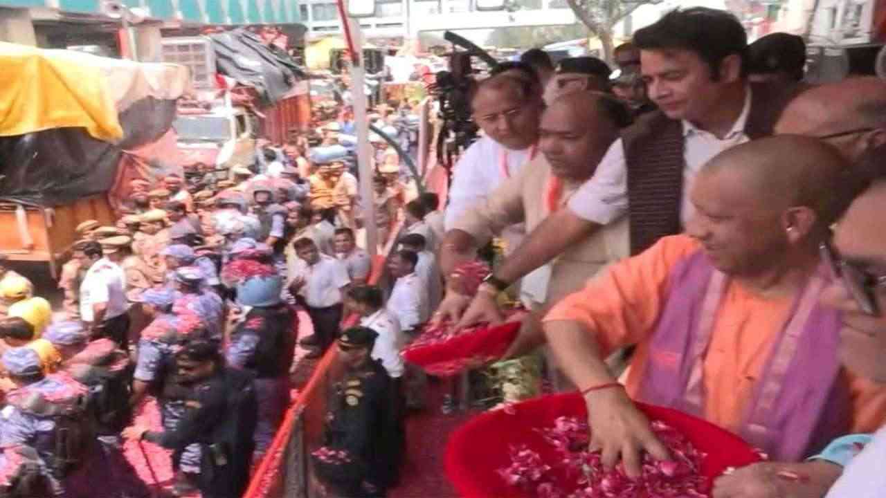 मेरठ में गूंजा हर-हर महादेव, CM योगी ने कांवड़ियों पर बरसाए फूल...