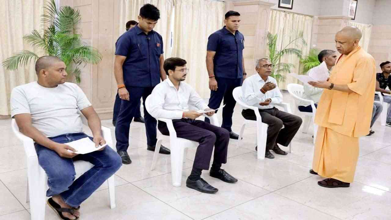 जनहित ही सर्वोपरि, जनसेवा ही प्रतिबद्धता: जनता दर्शन में सीएम योगी ने सुनीं लोगों की समस्याएं