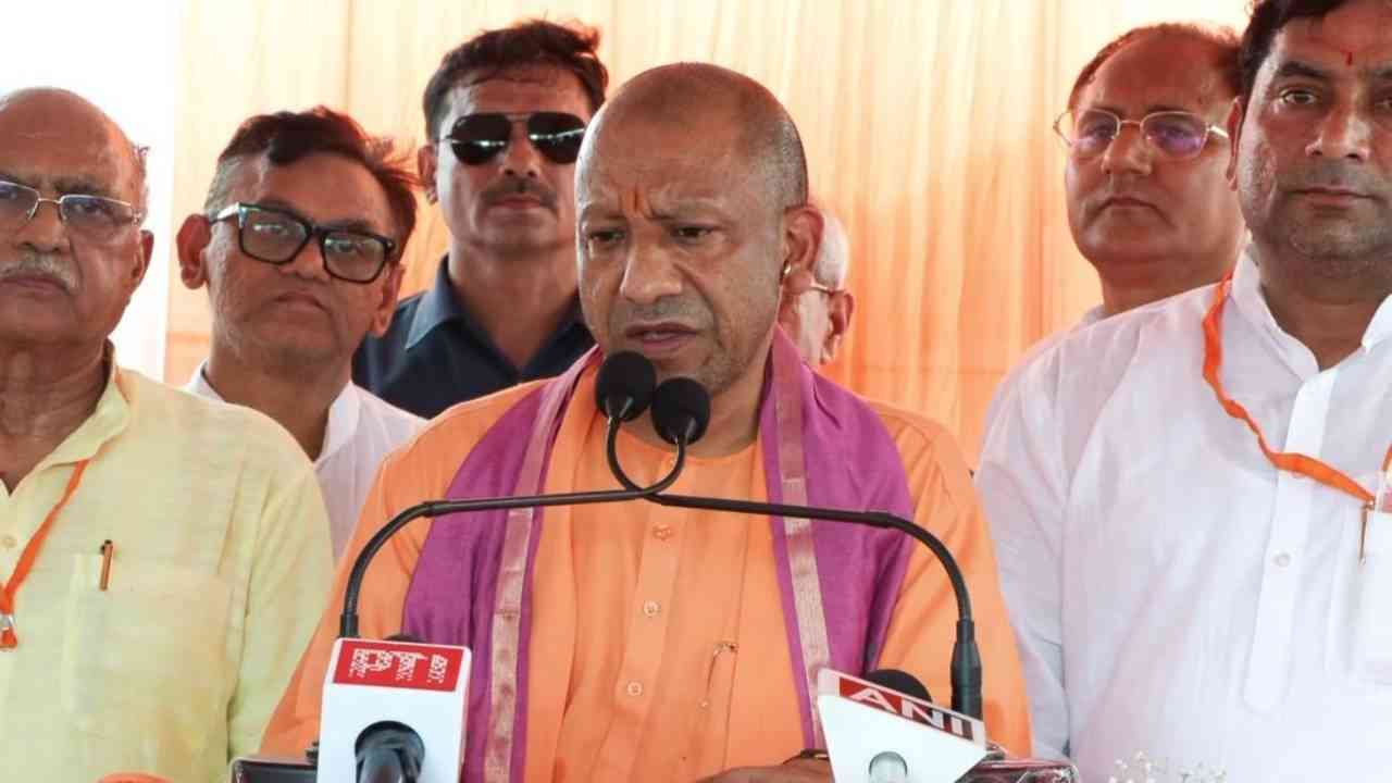 Kanwar Yatra: Yogi Adityanath Showers Flowers on Devotees in Meerut