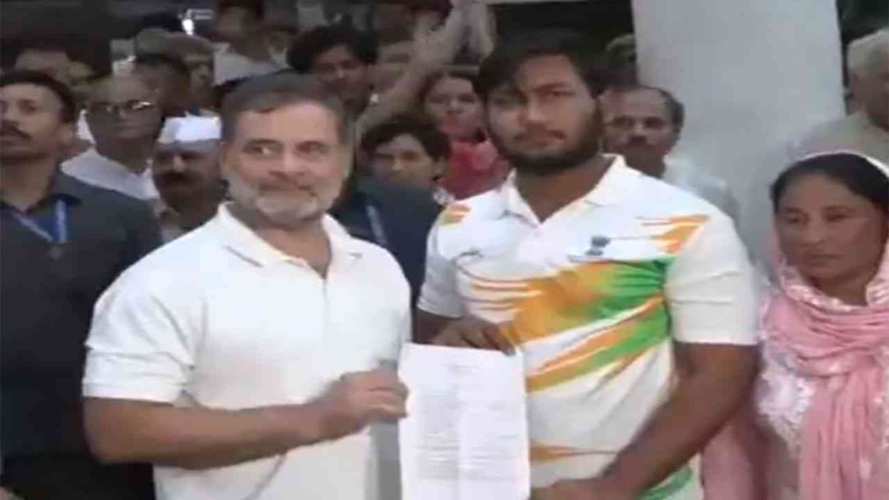 पैलेट गन चोट मामले में दिल्ली पुलिस ने दर्ज की FIR, राहुल गांधी के प्रदर्शन के बाद हुई कार्रवाई...