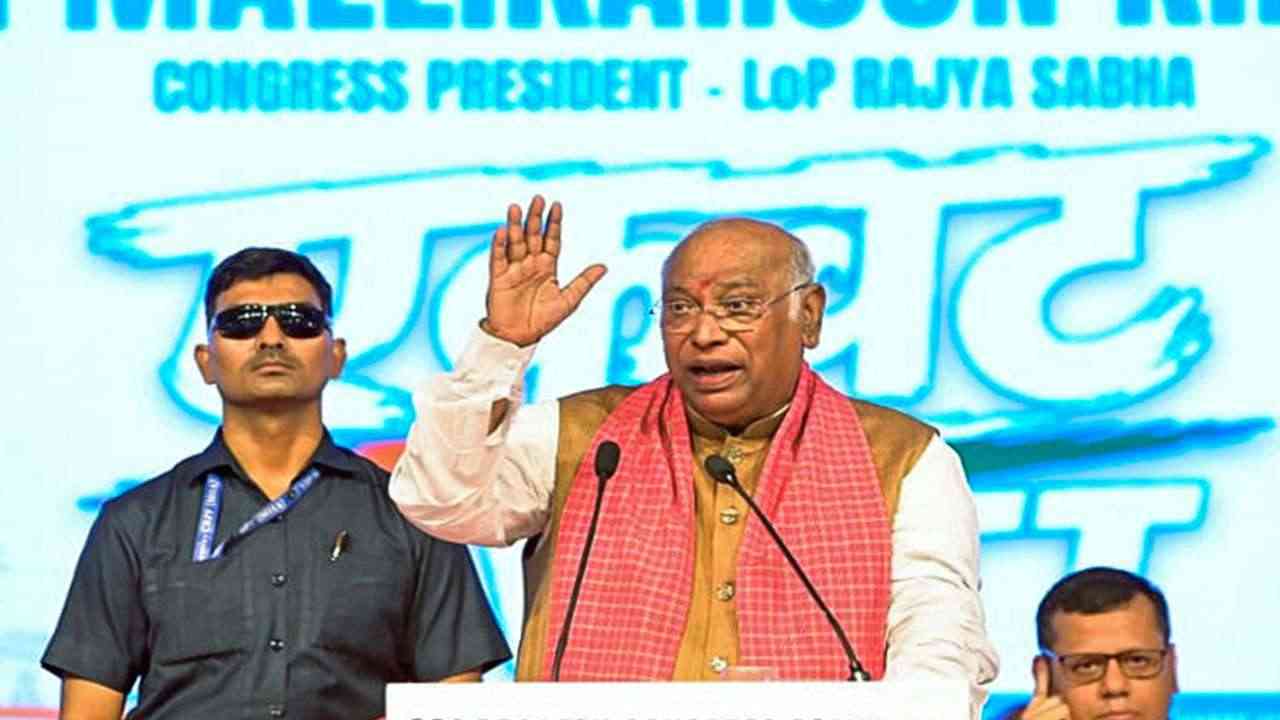 PM CARES Fund पर खड़गे के सवाल, बोले- 8,452 करोड़ जमा तो सिर्फ 87.85 लाख क्यों खर्च?