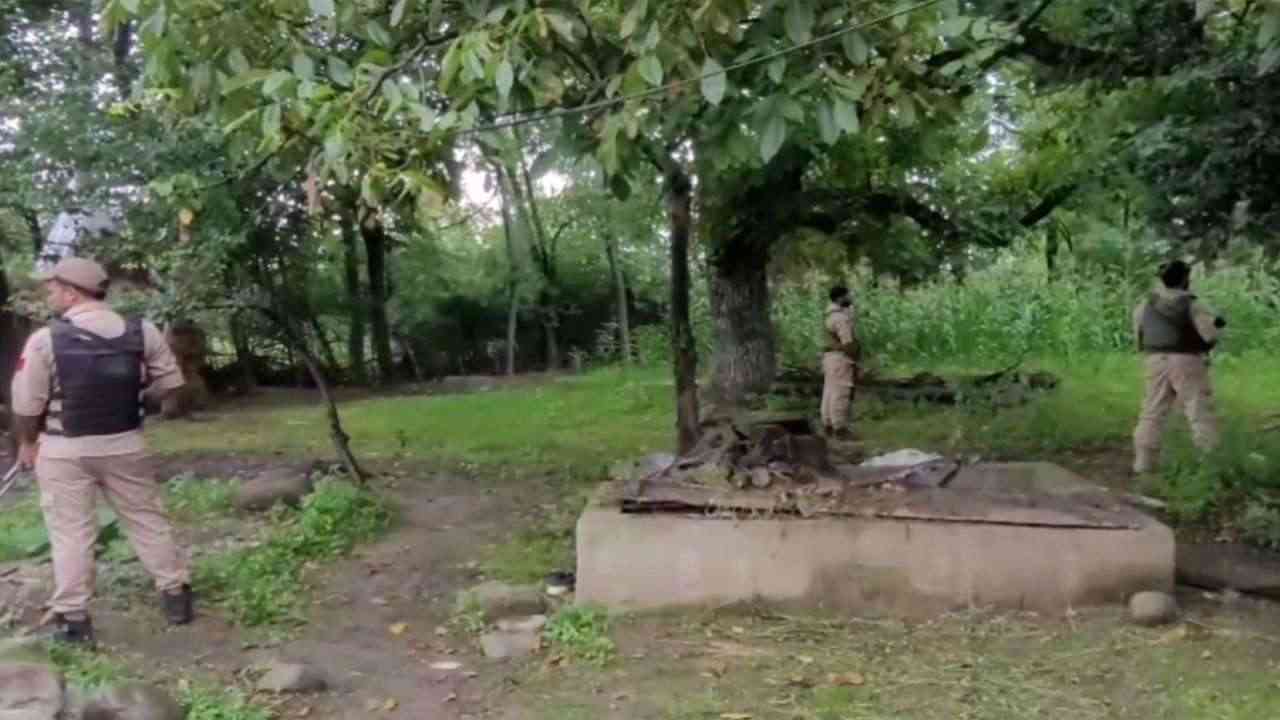 सोपोर में Jamaat-e-Islami के खिलाफ UAPA केस में 26 ठिकानों पर पुलिस की छापेमारी...