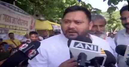 "Everyone is miffed with this Govt": Tejashwi reaches Gardanibagh; backs protesting PDS dealers, students