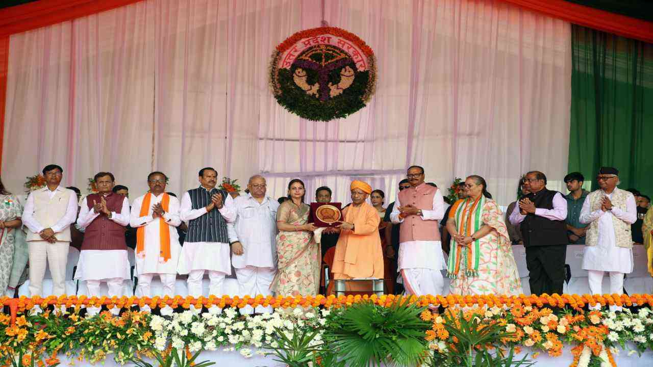 सीएम योगी ने किया बलिदानी वीरों के परिजनों का सम्मान