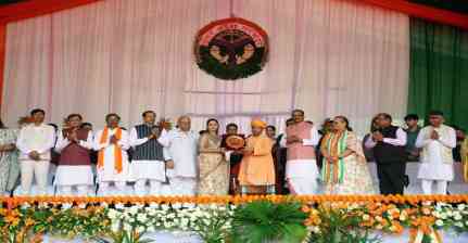 सीएम योगी ने किया बलिदानी वीरों के परिजनों का सम्मान