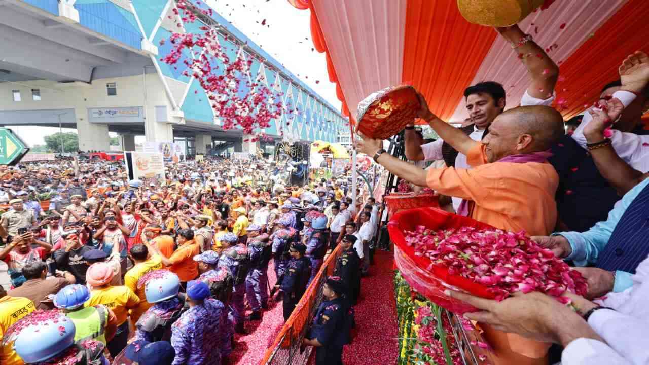 फूलों की बारिश ने बढ़ाया शिवभक्तों में उत्साह, कांवड़ यात्री बोले- योगी जी ने फूल नहीं, सम्मान बरसाया
