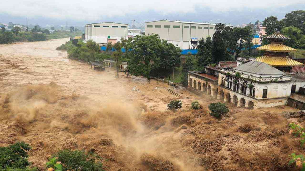 नेपाल में भोटे कोशी का कहर, 8 की मौत और 33 सुरक्षाकर्मी लापता; 430 MW बिजली उत्पादन प्रभावित