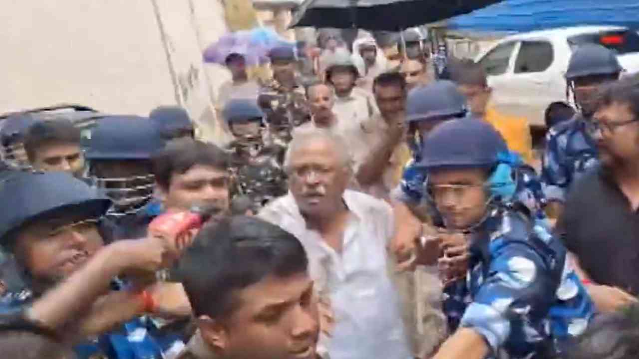 आरजी कर केस: TMC के पूर्व विधायक निर्मल घोष पर हमला, अंडे-चप्पल फेंके; लगे ‘चोर-चोर’ के नारे