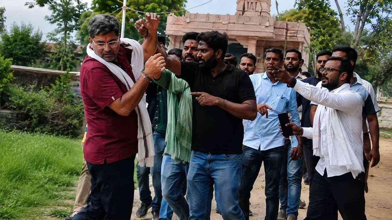 स्कूल निरीक्षण पर CJP टीम से भिड़े ग्रामीण, मारपीट का आरोप; आशुतोष रांका ने उठाए शिक्षा व्यवस्था पर सवाल