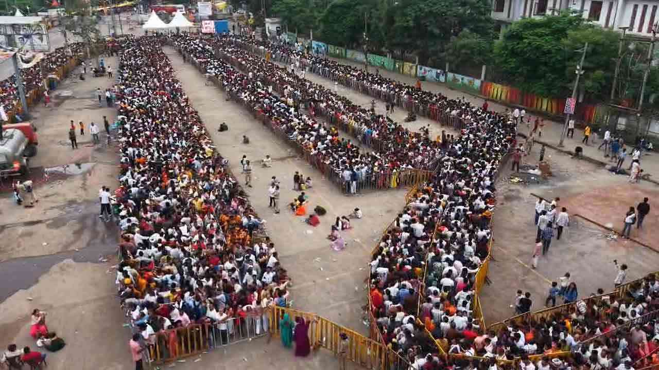 उज्जैन में नागचंद्रेश्वर मंदिर के बाहर भगदड़ जैसे हालात, कई श्रद्धालु गिरे