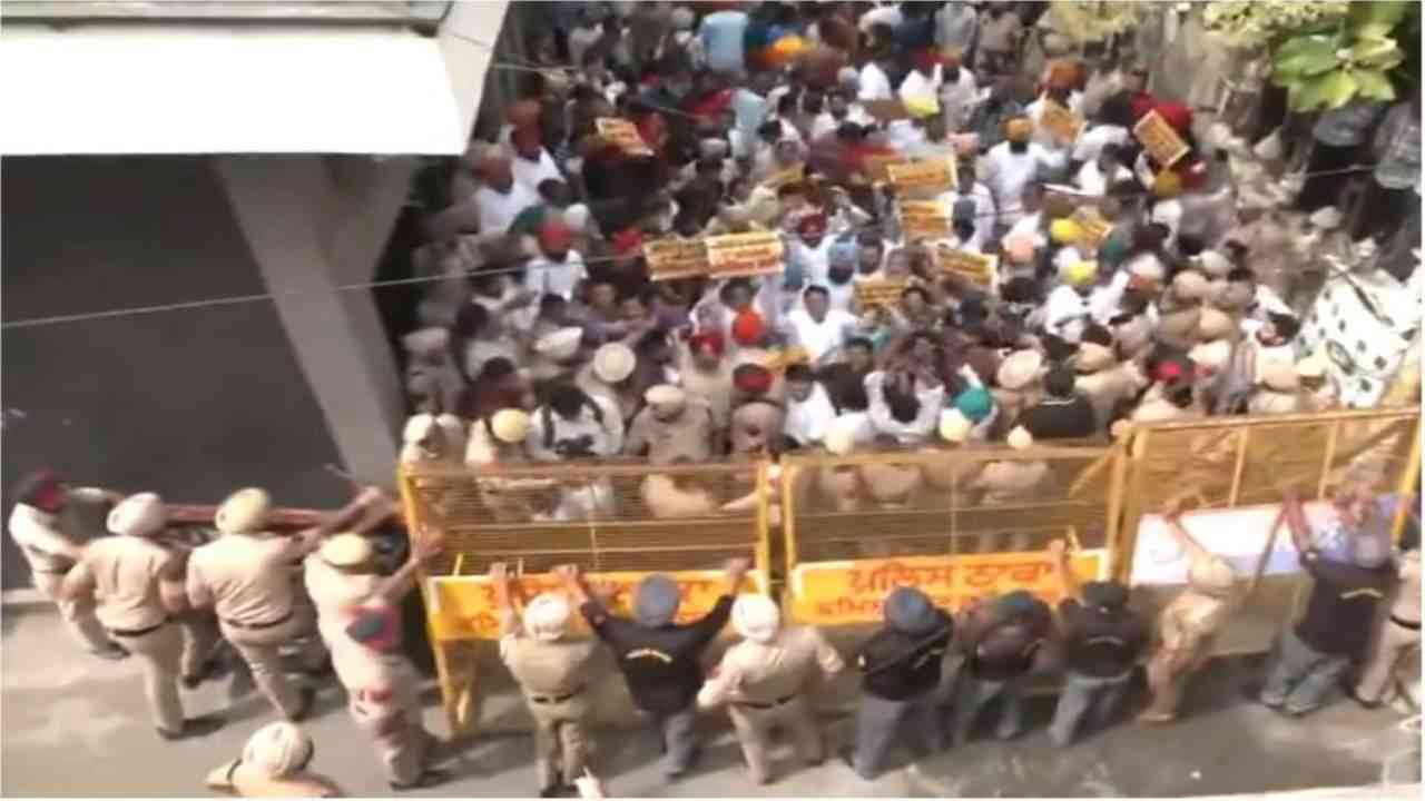 Sajjan Kumar Row: AAP Stages Protest Outside Tarun Chugh’s Amritsar Residence