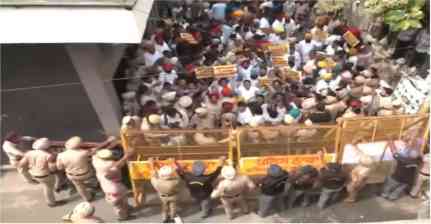 Sajjan Kumar Row: AAP Stages Protest Outside Tarun Chugh’s Amritsar Residence