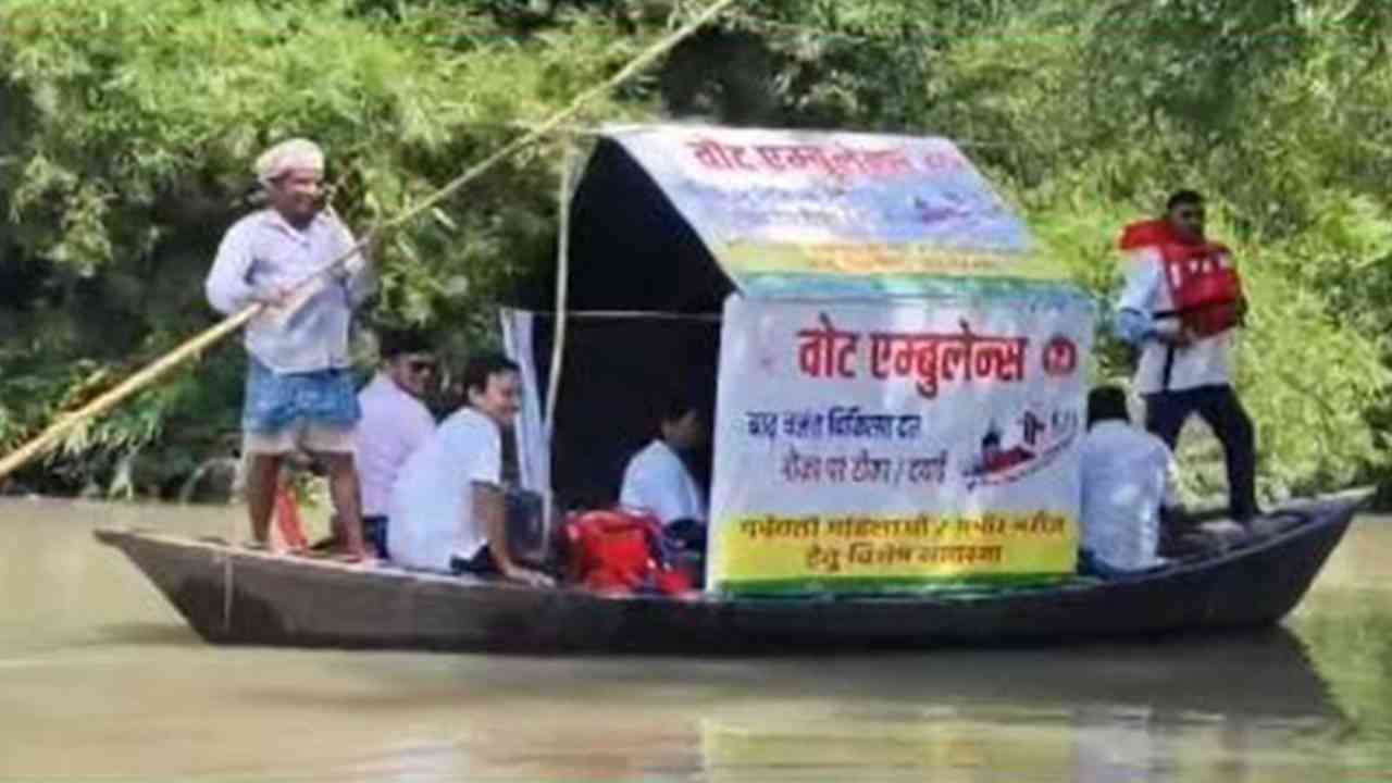 बिहार: कटिहार में बाढ़ प्रभावितों तक नाव एंबुलेंस से पहुंच रही चिकित्सा सेवा, 8.80 लाख लोग प्रभावित