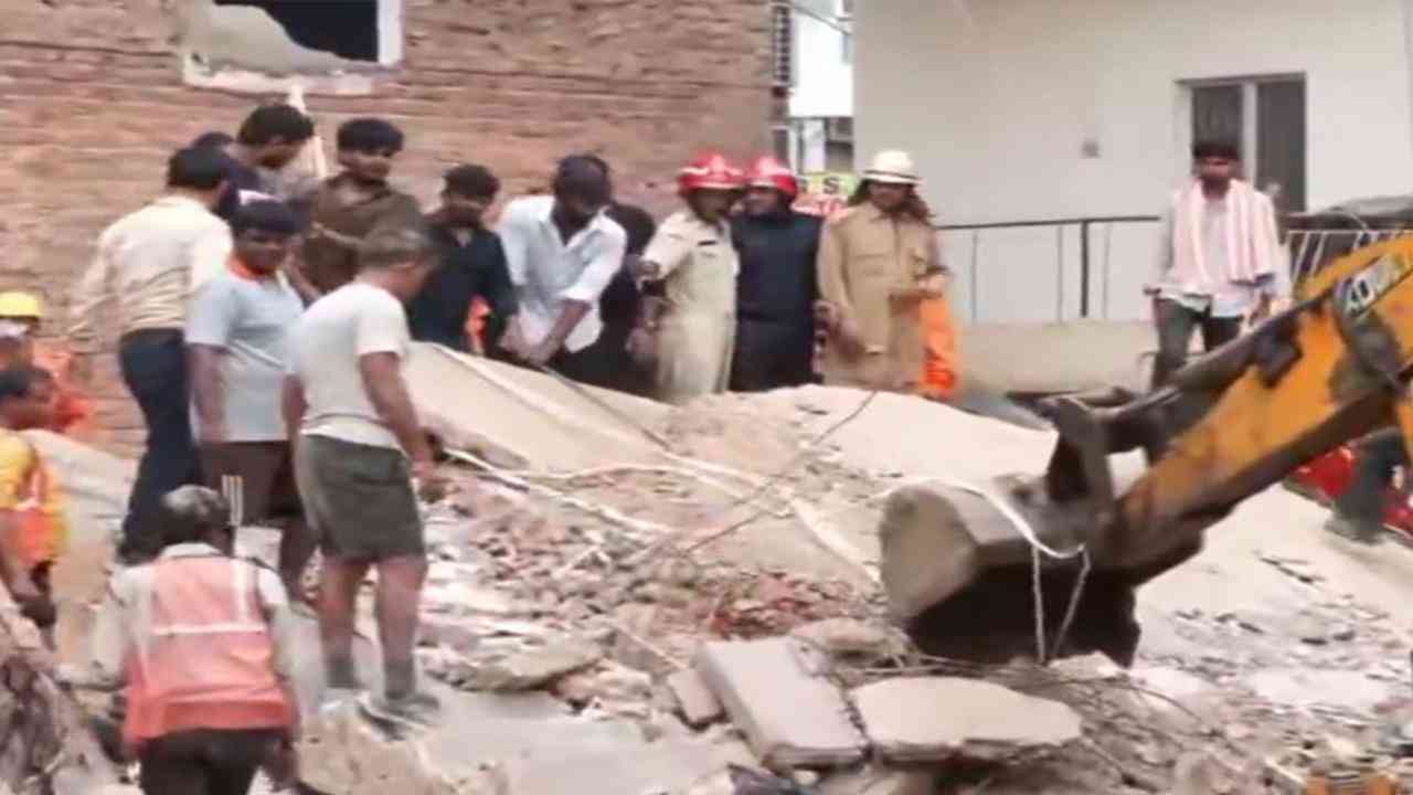 साउथ-वेस्ट दिल्ली में बिल्डिंग गिरी, JCB से रेस्क्यू ऑपरेशन जारी; 2 लोगों को बचाया गया