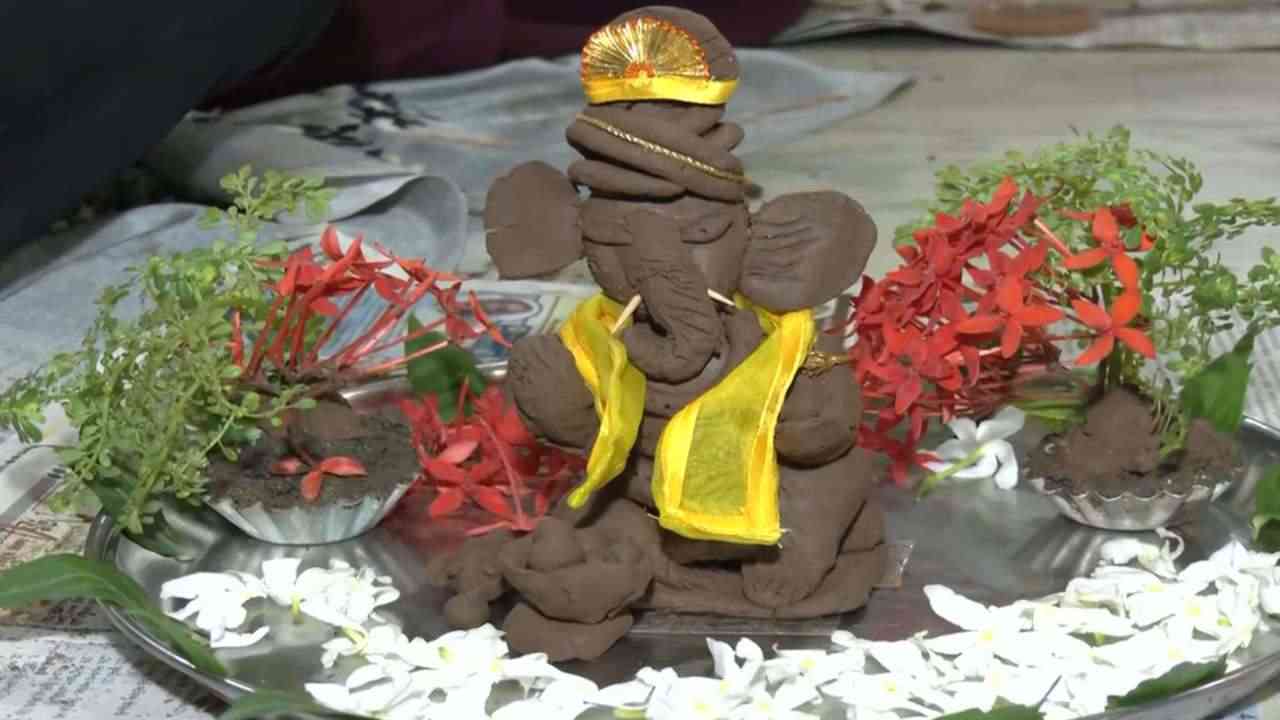 गणेश चतुर्थी: राजकोट में 210 से ज्यादा लोगों ने बनाई मिट्टी की इको-फ्रेंडली गणपति प्रतिमाएं