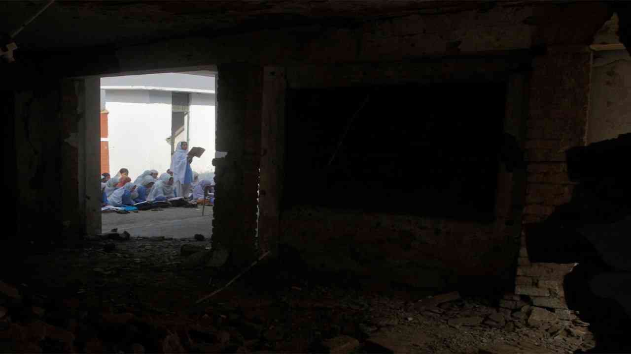 बलूचिस्तान में लड़कियों की शिक्षा पर संकट, एक साल से बंद स्कूल के खिलाफ सड़कों पर उतरे ग्रामीण