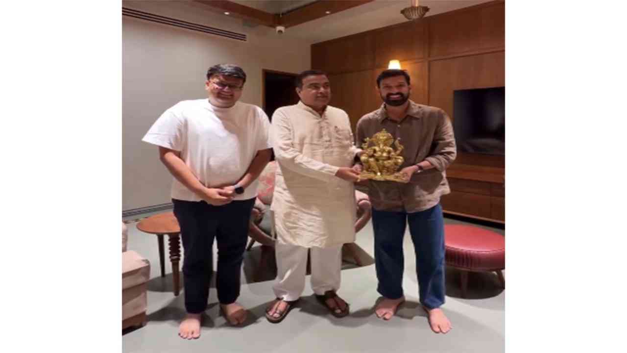 नितिन गडकरी से मिले विक्रांत मैसी, बोले- 'आपसे मिलना वाकई सुखद रहा'; गणेश प्रतिमा के साथ तस्वीर आई सामने