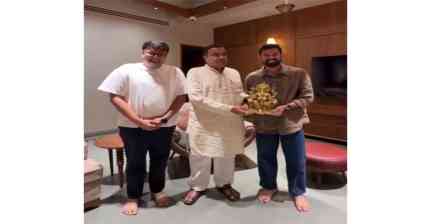 नितिन गडकरी से मिले विक्रांत मैसी, बोले- 'आपसे मिलना वाकई सुखद रहा'; गणेश प्रतिमा के साथ तस्वीर आई सामने