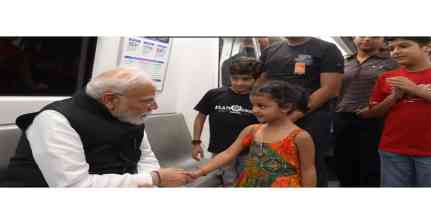 SRCC कार्यक्रम के लिए मेट्रो से पहुंचे PM मोदी, यात्रियों से की बातचीत; साझा कीं तस्वीरें