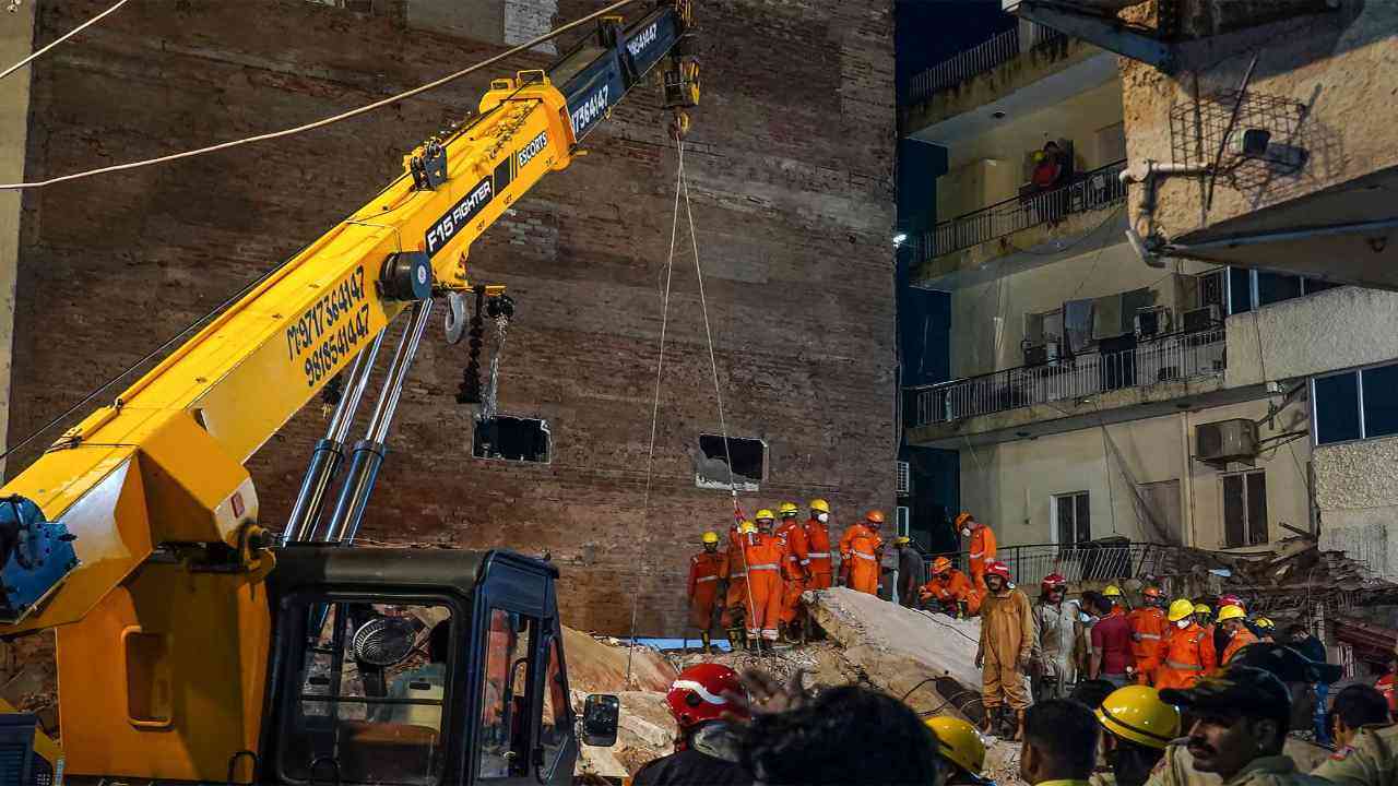 सत्य निकेतन इमारत हादसे के बाद दिल्ली ट्रैफिक पुलिस की एडवाइजरी, इन रास्तों से बचने की अपील...