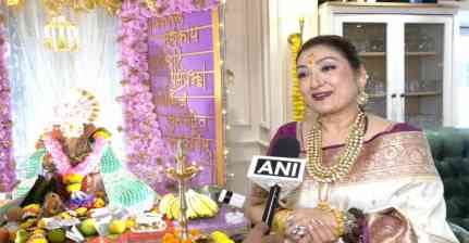 Sunita Ahuja welcomes Ganpati Bappa home, says husband Govinda will come for darshan at night