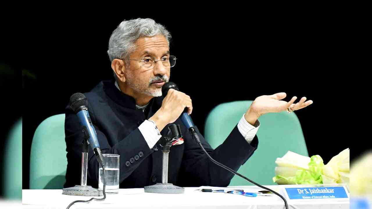 US 100% Tariff Threat: रूस से तेल खरीद पर अमेरिका के नए Bill से भारत की चिंता बढ़ी, MEA ने दिया बड़ा बयान