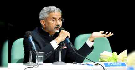 US 100% Tariff Threat: रूस से तेल खरीद पर अमेरिका के नए Bill से भारत की चिंता बढ़ी, MEA ने दिया बड़ा बयान