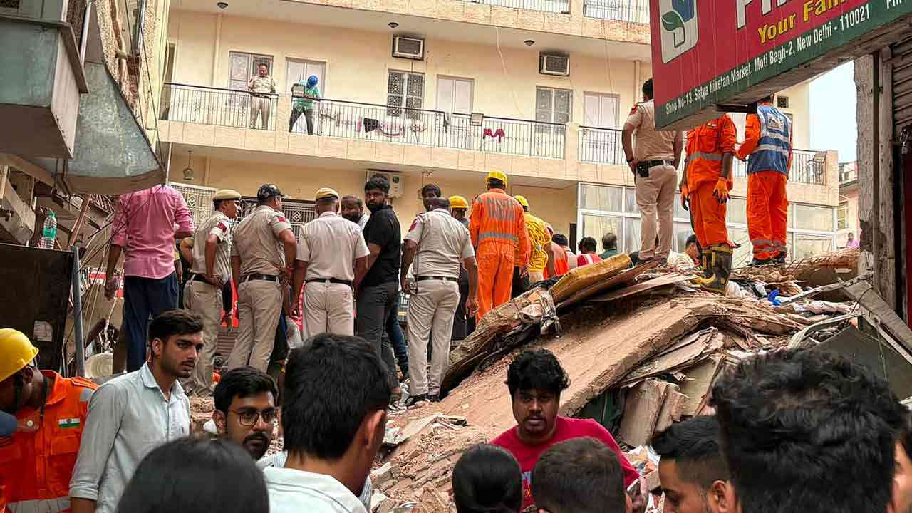 सत्य निकेतन हादसे के बाद MCD पर बड़ा एक्शन, डिप्टी कमिश्नर समेत 5 अधिकारी सस्पेंड