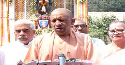 गांधी जयंती पर सीएम योगी ने दी श्रद्धांजलि, खादी पर 25% छूट का किया ऐलान