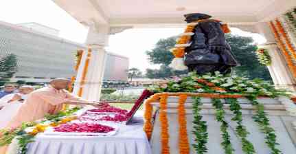 मुख्यमंत्री ने राष्ट्रपिता महात्मा गांधी की प्रतिमा पर किया पुष्पार्चन