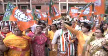 लखनऊ: कांग्रेस कार्यालय के बाहर बीजेपी महिला मोर्चा का प्रदर्शन, जेएनयू प्रोफेसर पर यौन उत्पीड़न के आरोपों को लेकर विरोध