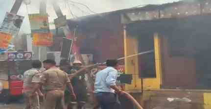 नोएडा के सेक्टर-126 में छह दुकानों में लगी आग, बड़ी संख्या में मिले LPG सिलेंडर; रेस्क्यू ऑपरेशन जारी