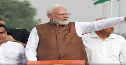 पीएम मोदी का बनासकांठा में रोड शो, गुजरात को देंगे 14 हजार करोड़ रुपये से अधिक की परियोजनाओं की सौगात