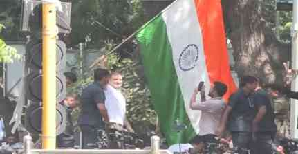 तिरंगा लेकर बैरिकेड पर चढ़े राहुल गांधी, चुनाव आयोग के खिलाफ INDIA गठबंधन का प्रदर्शन