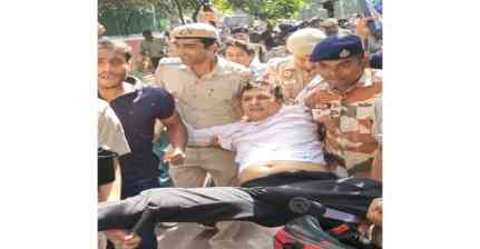 AAP's Saurabh Bharadwaj detained at Jantar Mantar, alleges police manhandled volunteers at protest site