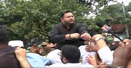 पटना में तेजस्वी यादव ने INDIA ब्लॉक के प्रदर्शन में लिया हिस्सा, CEC ज्ञानेश कुमार के खिलाफ उठाई आवाज