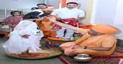 बेटियों के पांव पखार सीएम योगी ने की मातृ शक्ति की आराधना