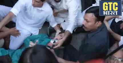 Priyanka Gandhi Protest: जंतर-मंतर के पास सड़क पर लेटीं प्रियंका गांधी, पुलिस पर लगाया बदसलूकी का आरोप